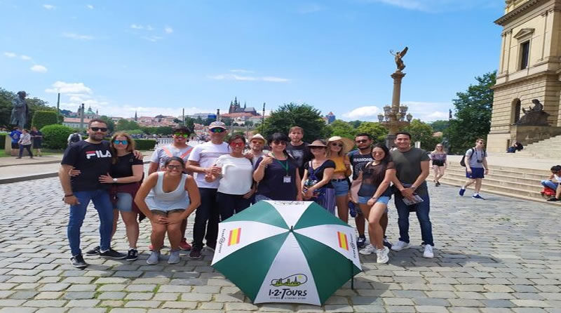 Presa una taza de Egoísmo Free walking tour en Praga